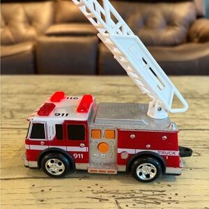 Maxx Action Firetruck w/Extendable Ladder Lights/Sounds Motorized Rescue Vehicle